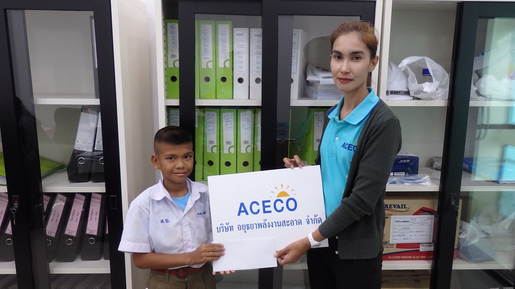 มอบทุนการศึกษาให้แก่เด็กนักเรียนจากโรงเรียนวัดตะบองและโรงเรียนมหาราชประชานิมิต เมื่อวันที่ 30 กรกฎาคม 2560
