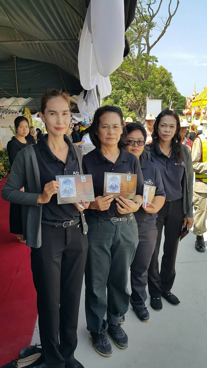 พนักงานบริษัทฯร่วมพิธีถวายดอกไม้จันทร์ ณ. วัดแจ้ง (เทศบาลตำบลโรงช้าง อำเภอมหาราช) วันที่ 26 ตุลาคม 2560